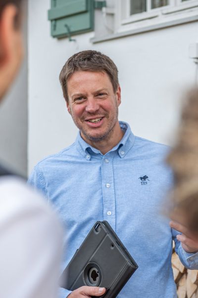 Immobilienmakler Christoph Schott in Schliersee im Kundengespräch