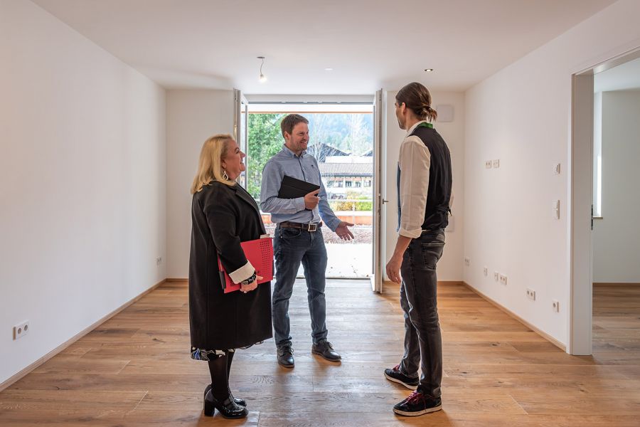 Immobilienmakler Christoph Schott und Eveline Oetzel in Schliersee bei Wohnungsbesichtigung